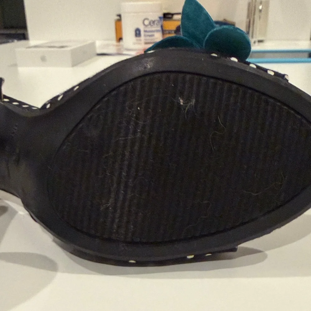 Betsey Johnson Black and White Polka Dot Heels with Floral Design - Picture 5 of 7